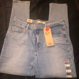 NWT... distressed Levi 721 high rise skinny ankle